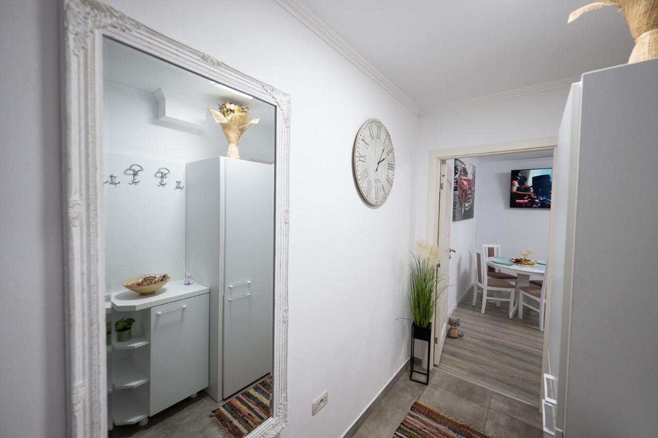 L&R Boutique Apartment Otelu Rosu Buitenkant foto