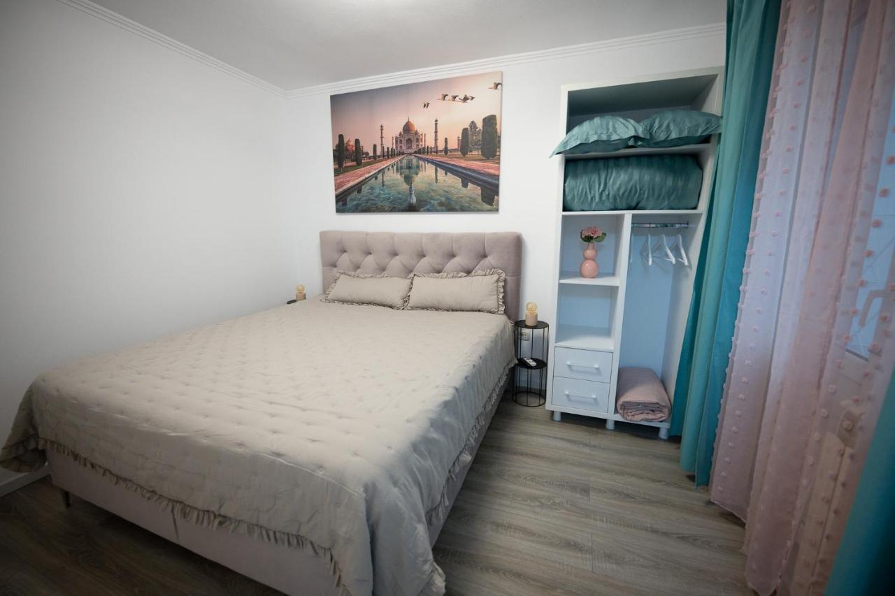 L&R Boutique Apartment Otelu Rosu Buitenkant foto