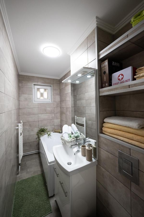 L&R Boutique Apartment Otelu Rosu Buitenkant foto