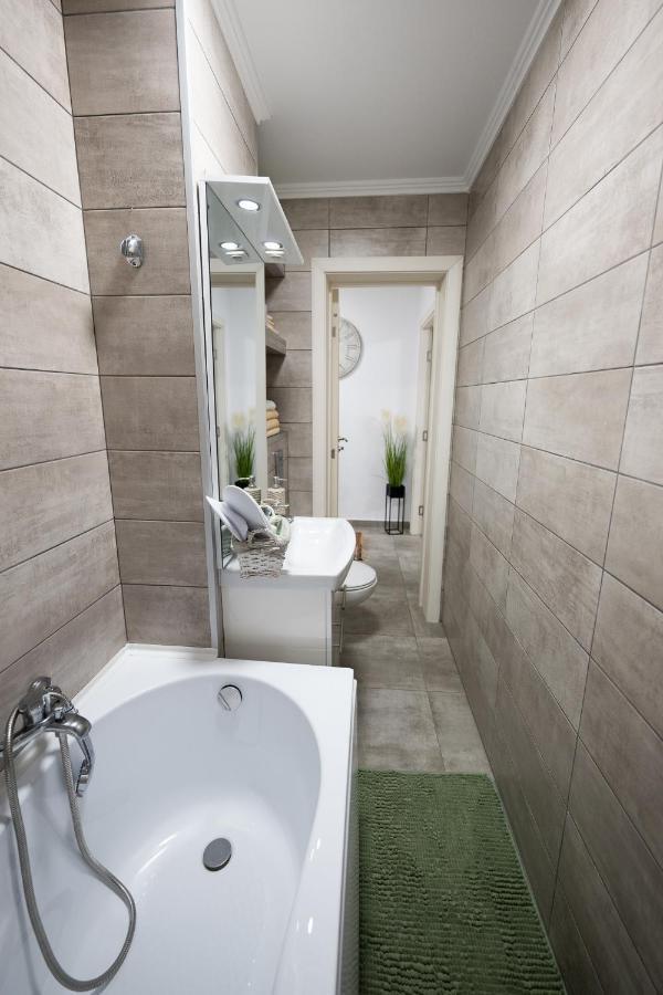 L&R Boutique Apartment Otelu Rosu Buitenkant foto